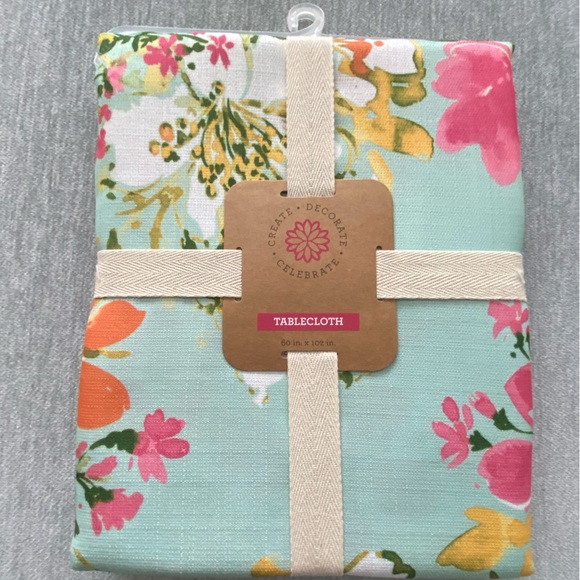 NWT Pretty Blue Oblong Table Cloth with a Floral Print - Picture 6 of 6